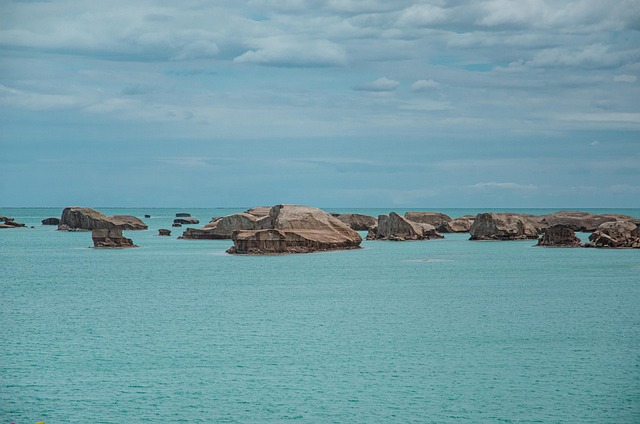 青海湖浅滩：浪痕与天光交织的灵动线条光影