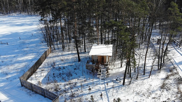 雪落林间的旧篱小屋，藏着被岁月磨出的细碎痕迹