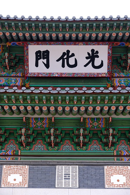 景福宫侧巷韩屋檐下：暮光线擦过青瓦的慵懒午后