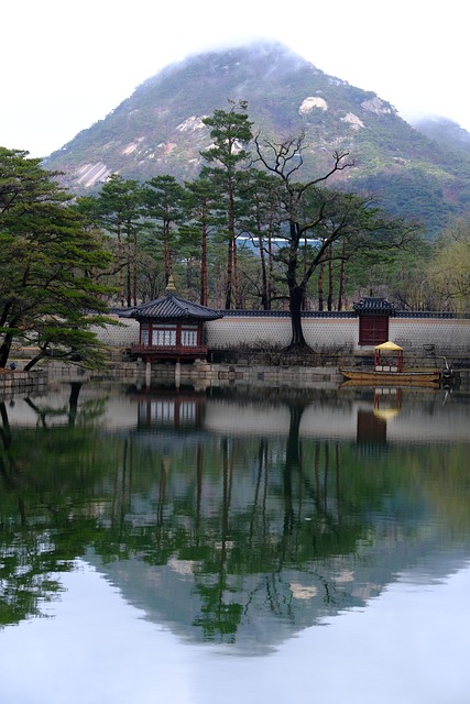 刚按下快门的瞬间 韩屋旁的山湖暮色嵌进了取景框