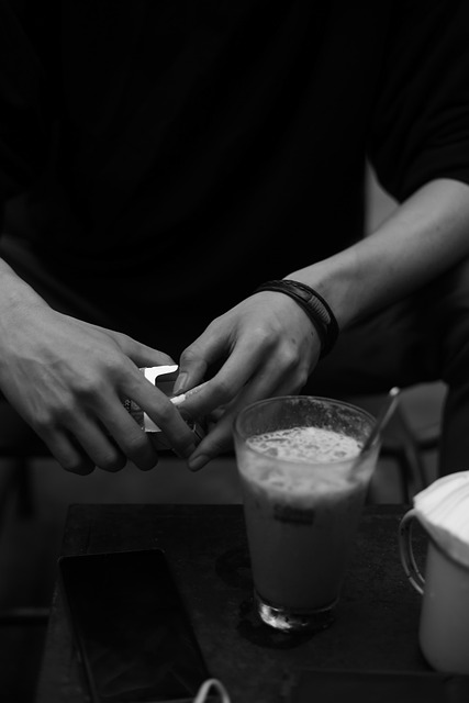 西贡街边咖啡馆的薄暮时分，烟缕混着咖啡香漫开