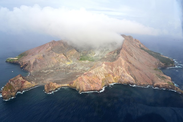 致阿荞：从航拍图聊起新西兰北岛的怀特岛活火山