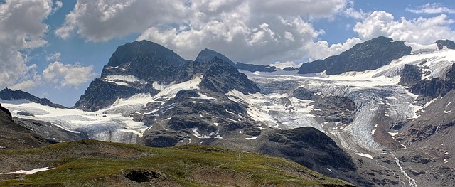 刚按下快门的瞬间，西尔夫雷塔阿尔卑斯的雪顶云浪撞进取景框