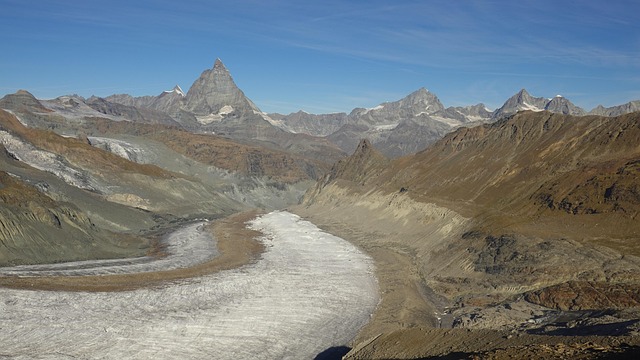 瓦莱州冬雪山谷：覆雪坡地与冰川褶皱的沉静质感