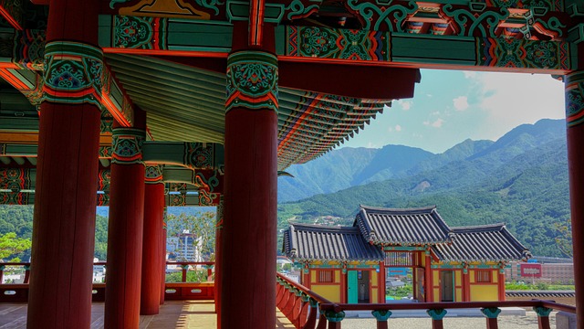 韩屋檐下的老旧售货亭 磨痕锈迹里藏着寻常旧时光