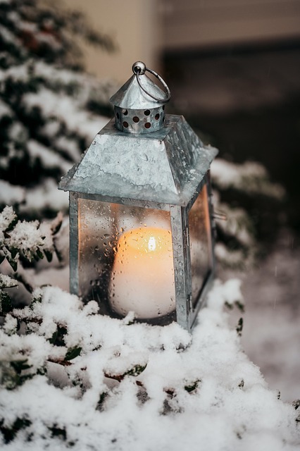 隆冬雪夜檐下灯影轻晃 裹着寻常三餐的细碎融融暖意