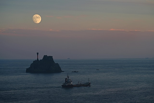暮色漫过釜山太宗台海岸 灯塔与孤岛共守盈月的独处时刻