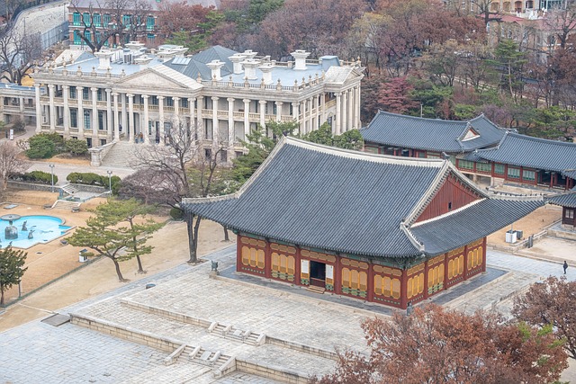 韩屋廊下的磨痕锈迹：藏着檐下的淡远旧时光
