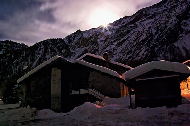 冬暮山中小村：月光覆雪时的独处时刻