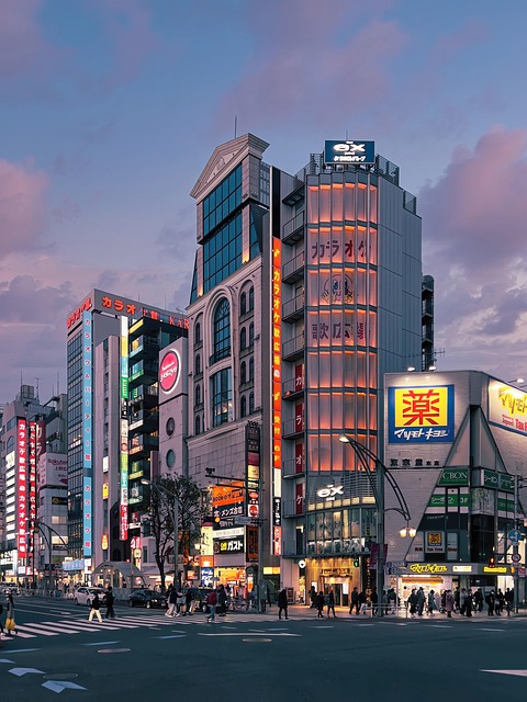 上野街头的粉橘暮色 牵出很久以前的细碎日常