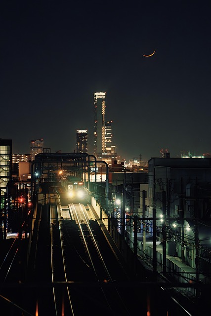 大阪阿倍野高楼观景台：列车穿城而过，满月悬在摩天群楼间