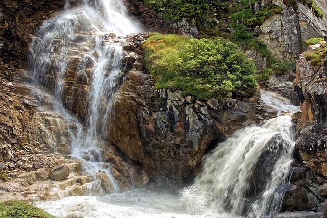 后来想起那年山涧溪瀑，松风裹着水汽漫过发梢的午后