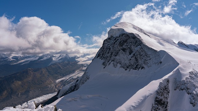 阿尔卑斯布莱特峰：光影在冰川雪坡间勾勒的利落线条