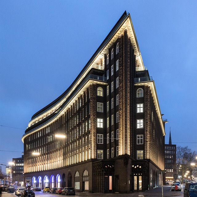 黄昏汉堡老城街头一瞥：石墙与市井烟火的偶遇