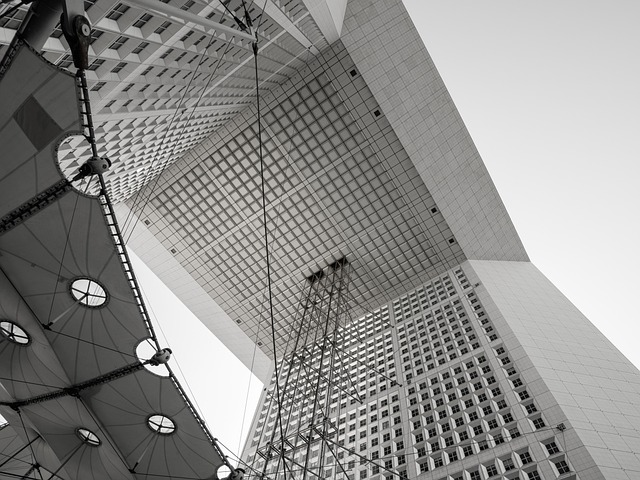 巴黎拉德芳斯转角餐桌边 冷调建筑群里的温热简餐时刻