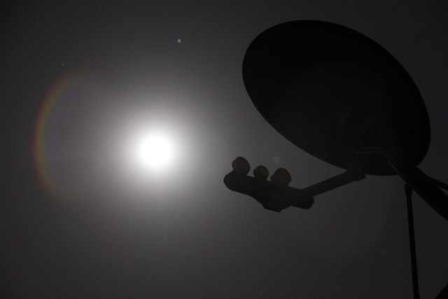 顶楼夏夜的卫星天线：藏在信号里的两处小常识