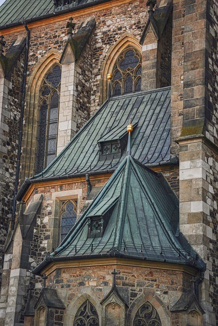 欧洲老城天主教堂的石墙缝隙，藏着很久以前的温软回忆