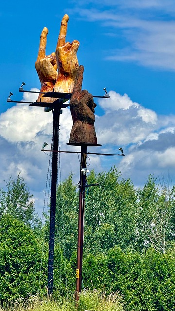 暮色漫过郊野装置,独处的松弛悄悄漫过指尖