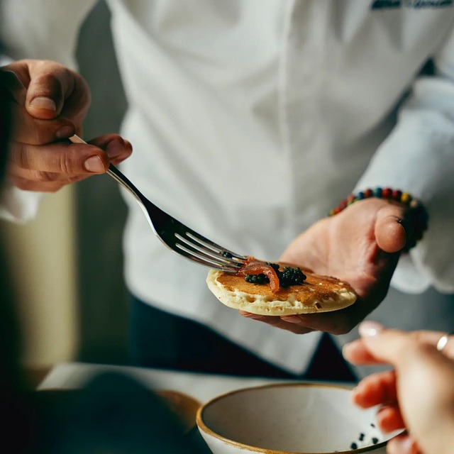 微距视角下的精致开胃小食：慢看每颗鱼子酱的细微光斑