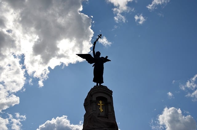 塔林海岸边的青铜美人鱼纪念像与舒展的淡色云空