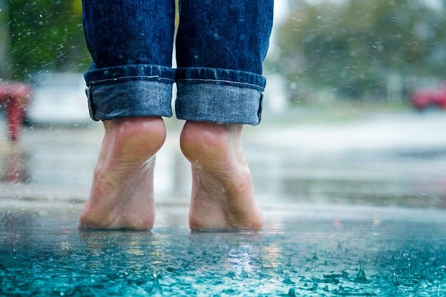 很久以前踩过的雨水泥洼，后来想起还带着青草湿意