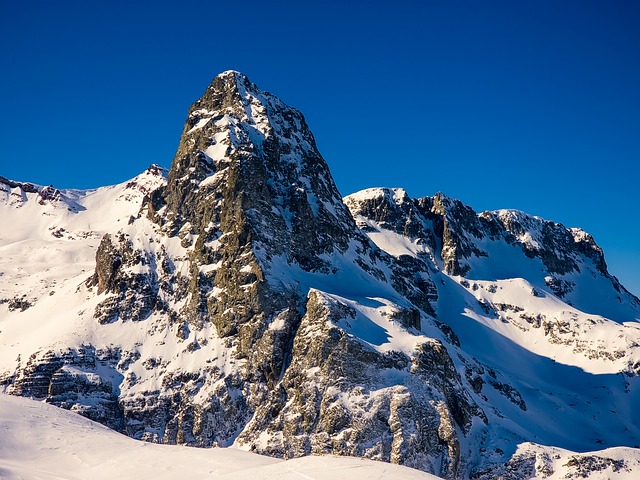 山径临时停靠的瞥见:石缝残雪的冬日山野片刻