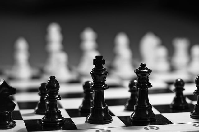 落满薄尘的黑白棋盘，藏着许多年前没说完的午后闲话