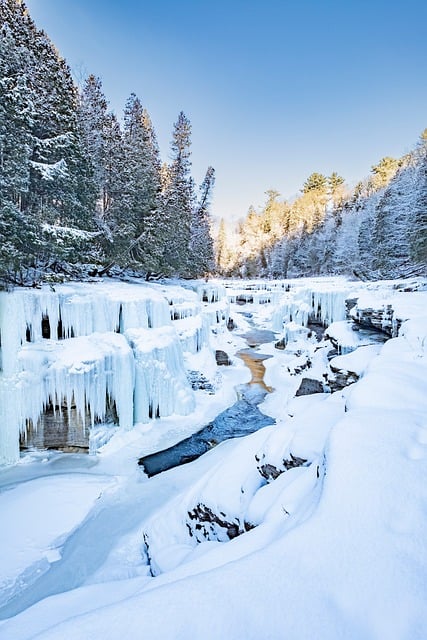 魁北克深冬山径：霜雪裹林的晴日与日常烟火的呼应