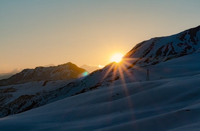 雪后阿尔卑斯山巅全景：藏在徒步细节里的两处小常识