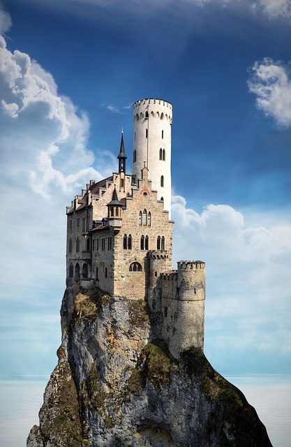 临海悬崖古堡的石砌线条与海面漫来的柔和反光