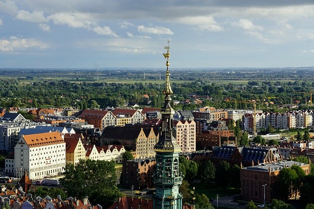 暮色漫过波兰河岸建筑群 独享晨昏交界的松弛时刻