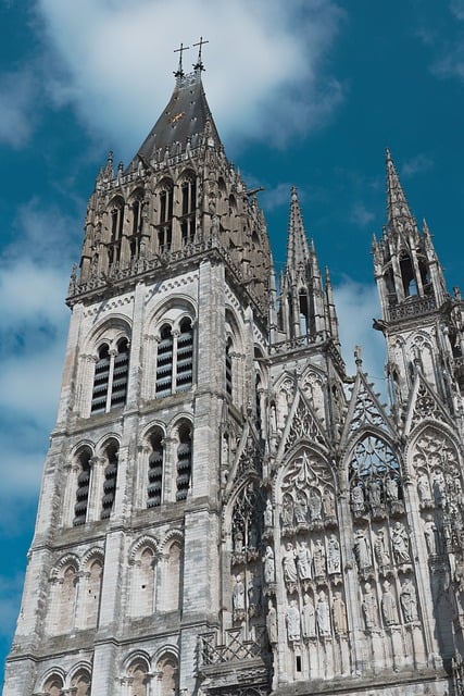 鲁昂大教堂街边的家常餐桌 烟火暖透古旧石墙