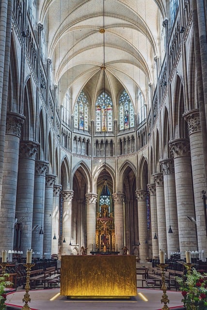 暮色漫进鲁昂大教堂的彩窗 独处的时光慢慢沉下来