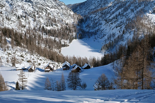 雪裹层峦:冬日山野的留白与冷寂静穆氛围