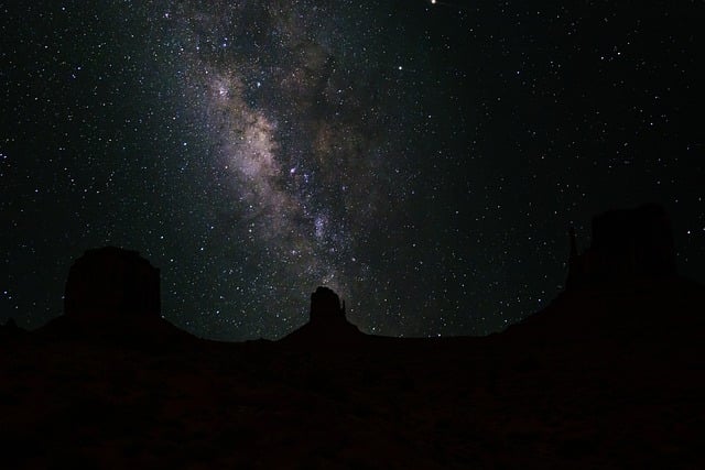 亚利桑那纪念碑谷：独守深夜旷野的星河时刻