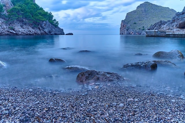 马略卡海湾的暮色时分，独自静享浪涛漫过滩涂的松弛时刻