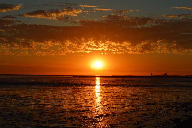 夕照铺展瓦登海退潮滩涂 忽然想起多年前的海边旧事