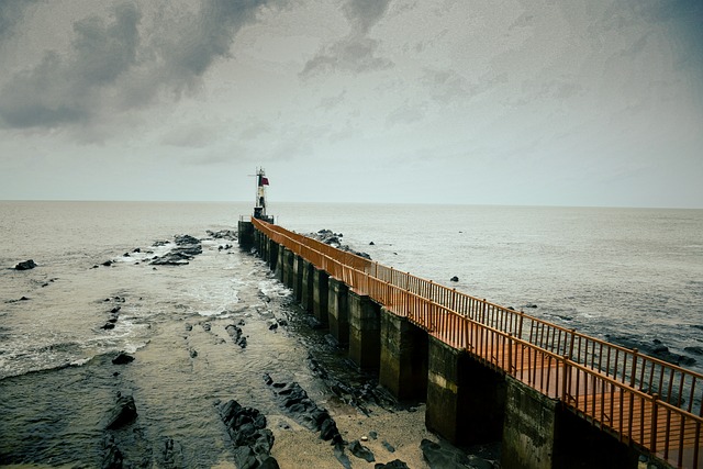 暮色漫过海岸线：后来想起那年踩过碎浪的黄昏时光