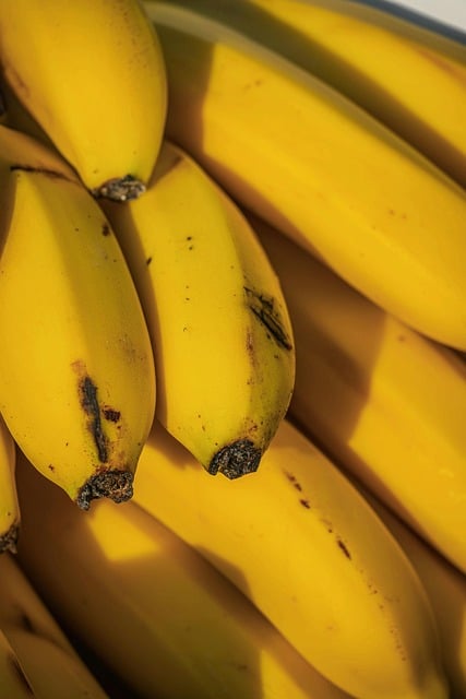 浅棕台面的黄熟香蕉 留白里漫着自然的甜香