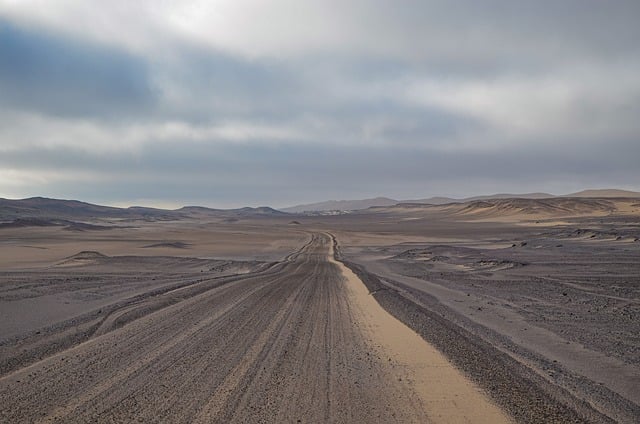 很久以后想起那年纳米比亚荒原的砾石公路，车辙铺向云边的地平线