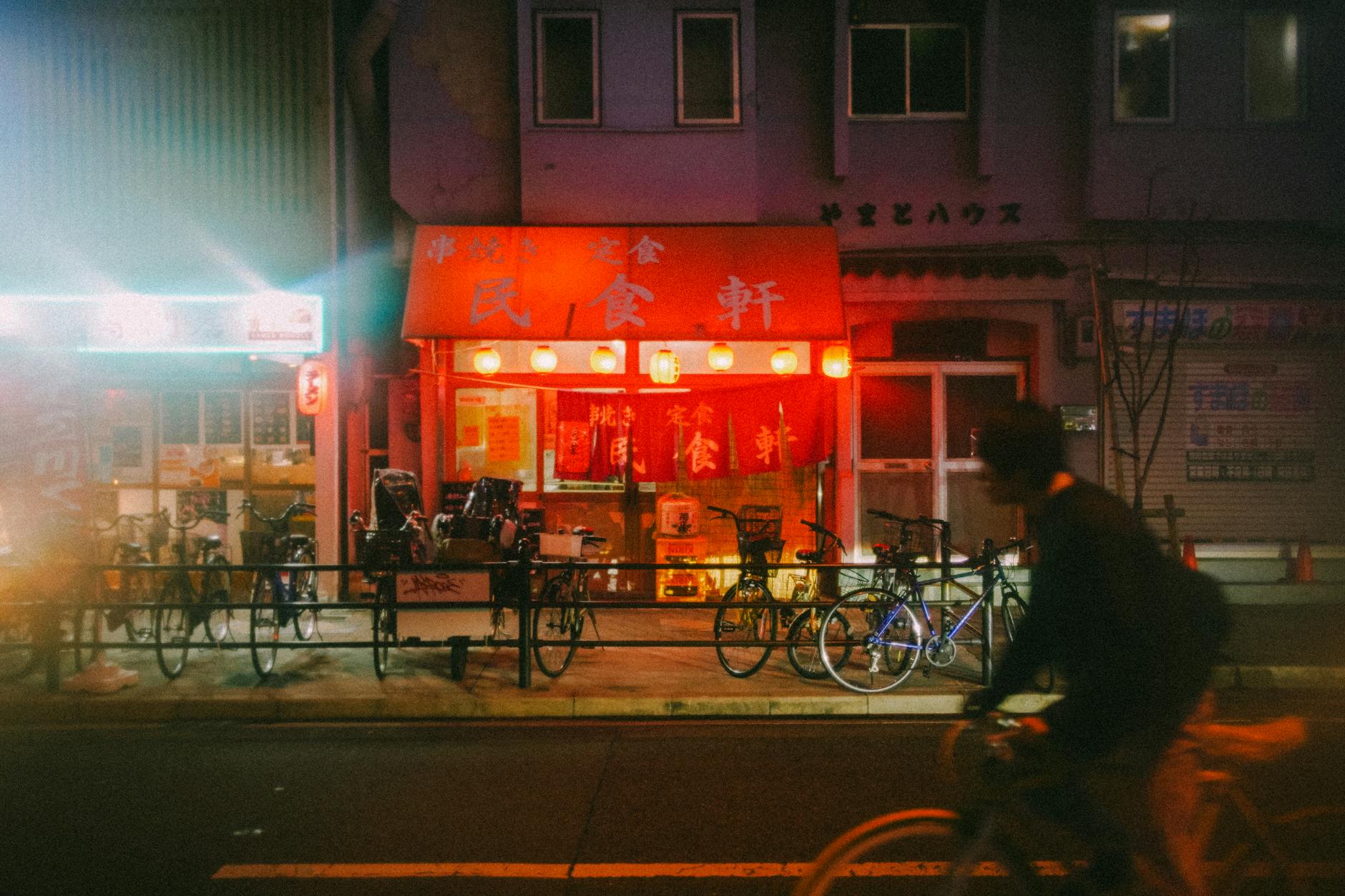 (好玩的)线上加入24小时1块1分上下分红中麻将群跑的快群深夜霓虹食铺